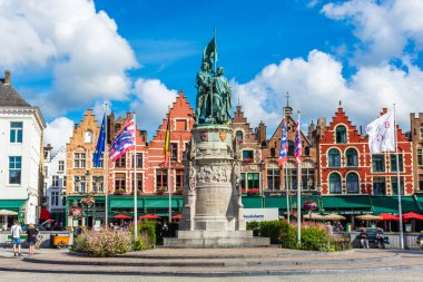 BRUGES, BELGIUM, 21 HAZİRAN 2020: Şehir merkezindeki ana meydan ve tarihi binalar