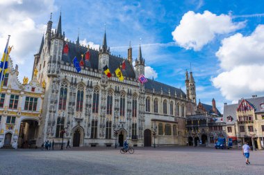 BRUGES, BELGIUM, 21 HAZİRAN 2020: Şehir merkezindeki ana meydan ve tarihi binalar