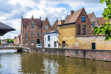 BRUGES, BELGIUM, 21 HAZİRAN 2020: Tarihi merkezde Kanal