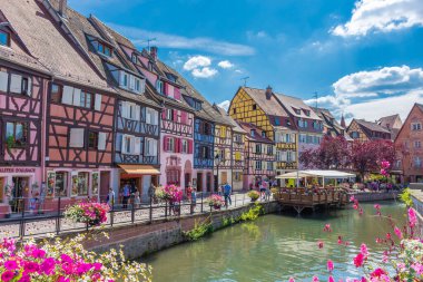 COLMAR, FRANCE, 18 HAZİRAN 2020: Colmar 'ın renkli kanalı