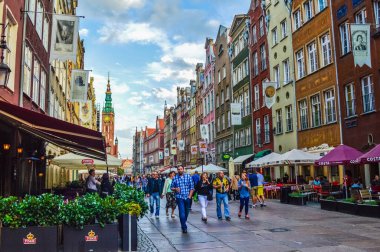 GDANSK, POLAND, EYLÜL 02: 2018: Ana caddede yürüyen turistler 