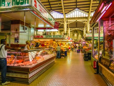 VALENCIA, İspanya, 19 Mart 2019: Geleneksel kapalı pazar içindeki renkli dükkanlar