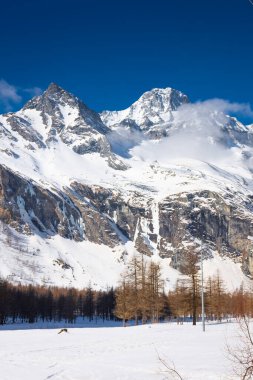 Piedmont, İtalya 'daki Pian della Mussa Dağı' nda karlı bir manzara.