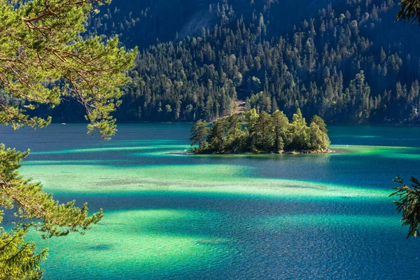 伊比西湖的法布鲁风景区 阳光下 苏格兰人山顶前的碧绿海水 Eibsee Lake Garmisch Partenkirchen Bavarian Alps Germany — 图库照片