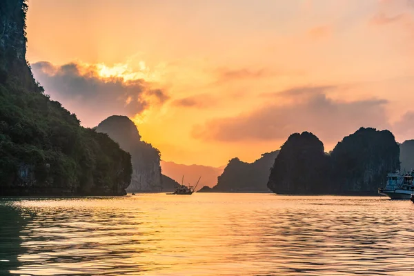 Дивовижний Захід Сонця Над Бухтою Галонґ Єтнам — стокове фото
