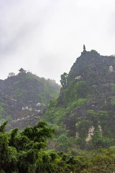 Pagoda Montaña Huang Mua Tam Coc Durante Fuertes Lluvias Vietnam — Foto de Stock