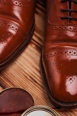 Ayakkabı bakım. Ayakkabı parlatıcısı ve fırçalar ahşap yüzey üzerinde. 