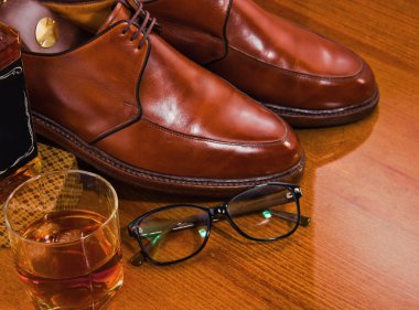 Derby ağda bardak viski, Parlatıcı Ayakkabı