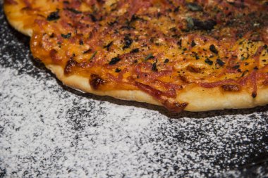 Siyah arka plan üzerine lezzetli pizza