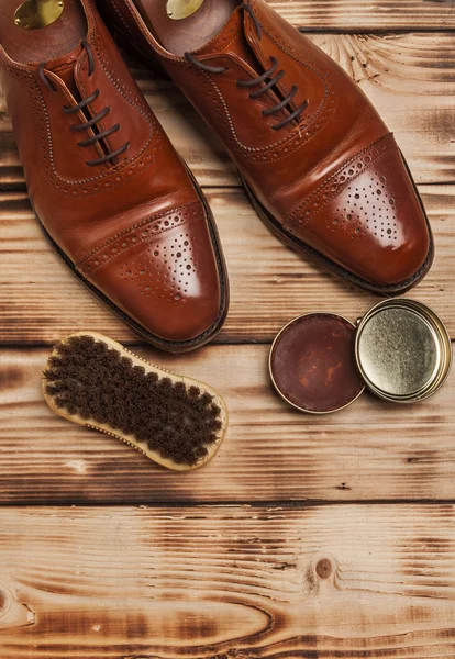 Oxfords shine Brushes and wax.Waxing. Bull shoes.Finger polish.G — Stock Photo, Image