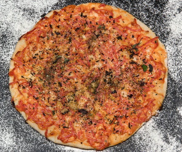 Pizza chutné na černém pozadí — Stock fotografie