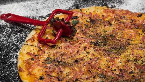 Pizza kola nůž chutné na černém pozadí — Stock fotografie