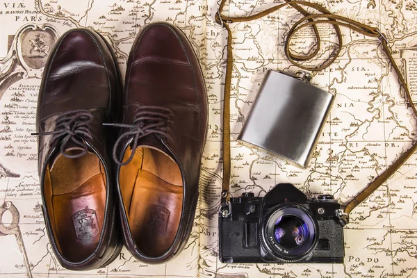 Взуття старі фотоапарати на старій карті з мотузкою — стокове фото