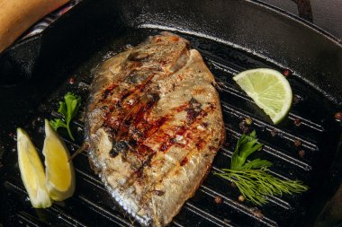 Lezzetli ızgara balık (Vomer) Barbekü Pan ile dereotu ve lim