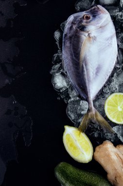  Taze balık (Vomer) qarter limon, limon, zencefil, dereotu da yarısı