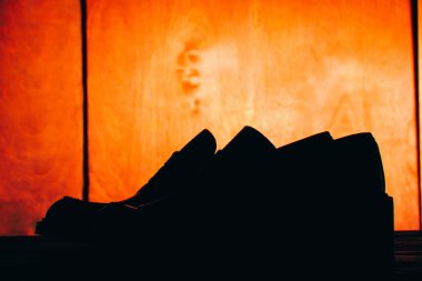 Silhoute Ayakkabı üzerinde ateş kırmızı arka plan