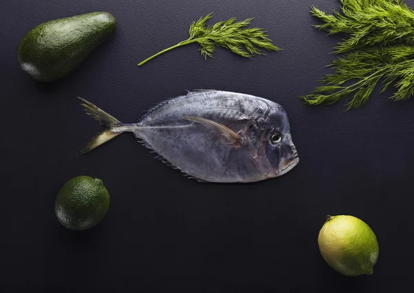 Świeże ryby (vomer lub Selene setapinnis) Koper, limonka i cytryna — Zdjęcie stockowe