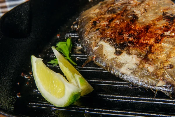 Tasty grilled fish (Vomer) on the barbeque pan with dill and lim — Stock Photo, Image
