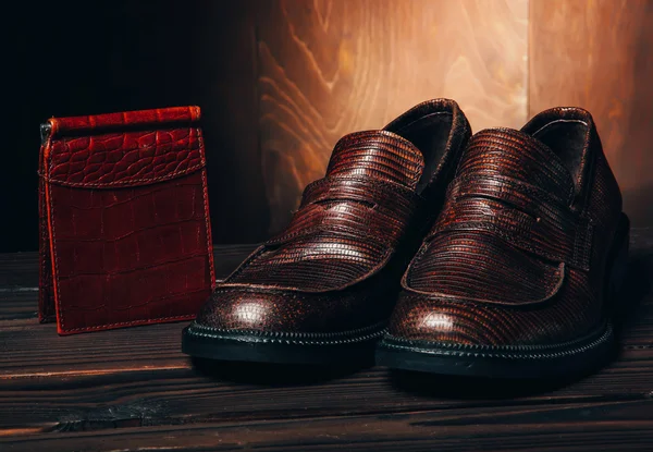 Mocasine (ayakkabı) ve portmone (cüzdan) yılan derisi üzerinde ateş kırmızı — Stok fotoğraf
