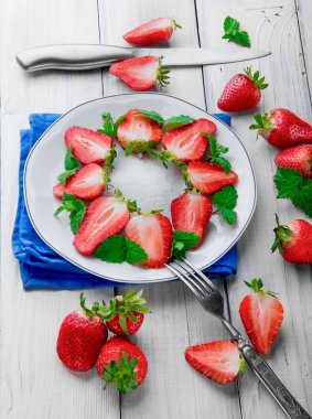 Çilek bir dilim beyaz tabak beries nane yaprağı. KN