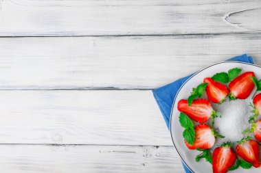 Çilek beyaz plaka ve nane yaprağı dilim. Boş alan