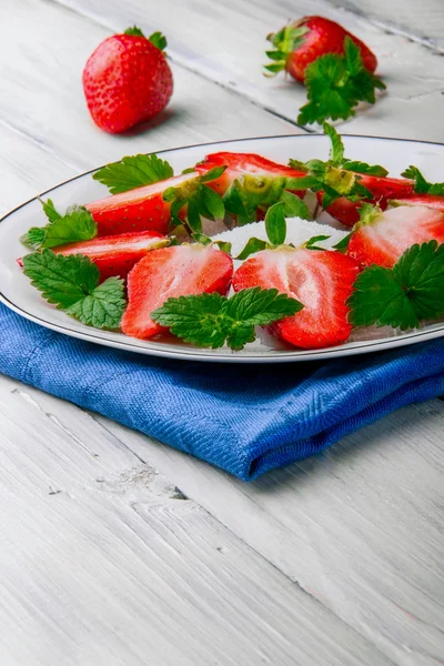 Fragola sul piatto .slice — Foto Stock