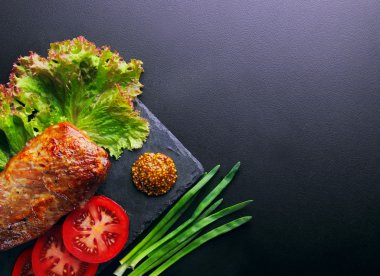 Fırında domuz filetosu, salata domates yaprağı halkaları, yeşil soğan, f