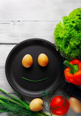 Tavada yumurtadan gülen yüz. Salata. tatlı biber, yeşil 