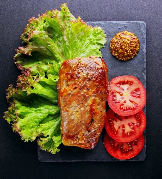 Filé de porco assado, anéis de folha de tomate de salada, cebola verde, f — Fotografia de Stock