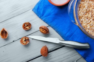 ceviz ve bıçak, cam tavada yulaf gevreği. Shugar.ahşap backgro