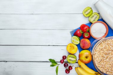 Cam güveçte yulaf, süt şişesi, shugar ile tabak, 