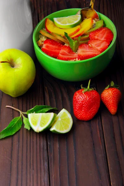 Plate with oatmeals and strawberry and quarter of lime — Stock Photo, Image