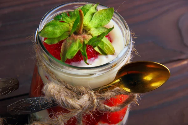 Fragola sul barattolo di fiocchi d'avena con yogurt — Foto Stock