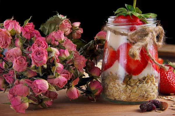 Glas mit hausgemachten Haferflocken mit frischem Joghurt mit Erdbeeren — Stockfoto