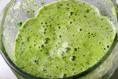 Yeşil smoothie blender focus.fruits ve sebze odak içinde