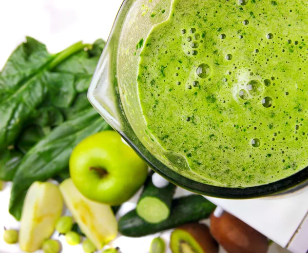 Smoothie hijau dalam blender dalam focus.fruit dan vegeds defocus — Stok Foto