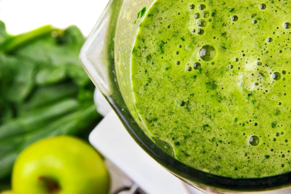 Smoothie hijau dalam blender dalam focus.fruit dan vegeds defocus — Stok Foto