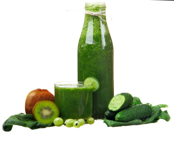 Botella con batido verde (espinacas, kiwi, manzana, grosella) cortada —  Fotos de Stock