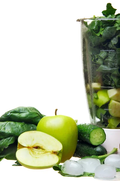 Blender dengan ingridien untuk smoothie hijau (bayam, kiwi, apel, g — Stok Foto