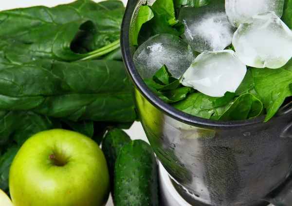 Ingrideints para smooyhie verde (espinacas, manzana, kiwi, grosella —  Fotos de Stock