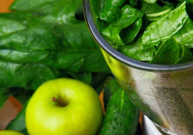 Yeşil smoothie blender focus.fruits ve sebze odak içinde