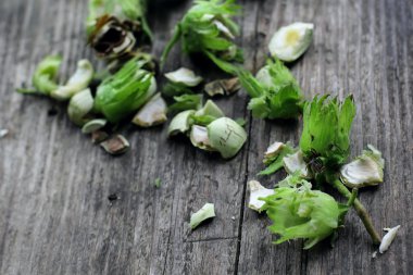 Yeşil fındık ezilmiş. Eski gri ahşap arka plan üzerinde.