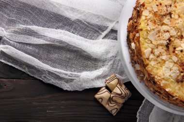 Pasta Napoleon, puf kek decotrated gazlı bez ve candies.wooden ile