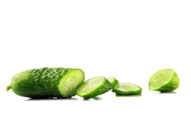 Cuted salatalık, daireler. Beyaz arka plan.