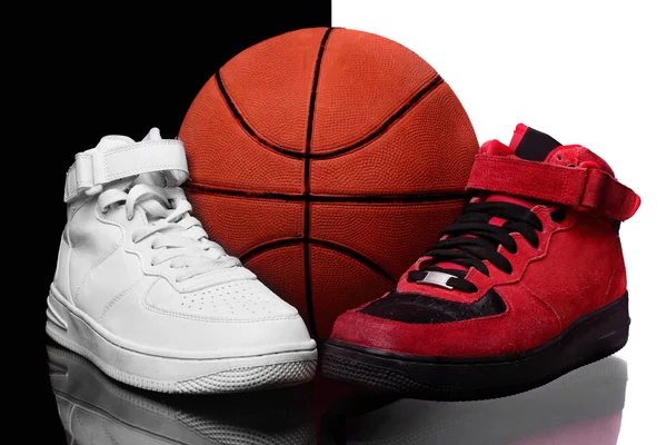 Sapatilhas altas branco e vermelho no olhar surface.Classic basquete — Fotografia de Stock