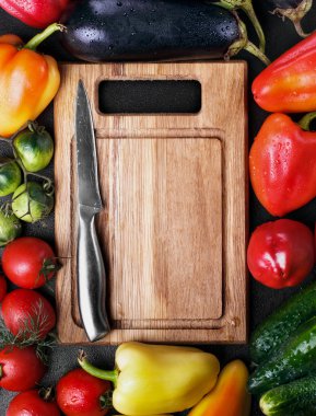 Bir sürü sebze (Tatlı biber, salatalık, patlıcan, domates, 