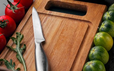 Taze sebzeler yeşil ve kırmızı domates.dikdörtgen ahşap ile 