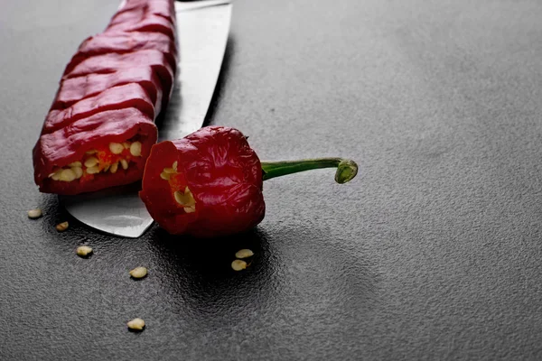 Crushed hot pepper(chili) on the vegetable knife.Selectivev focu — Stock Photo, Image