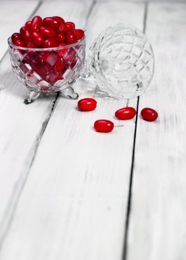 Cornel çilek kristal cam Beyaz ahşap arka planda, şartlarını