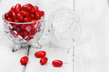 Cornel çilek kristal cam Beyaz ahşap arka planda, şartlarını